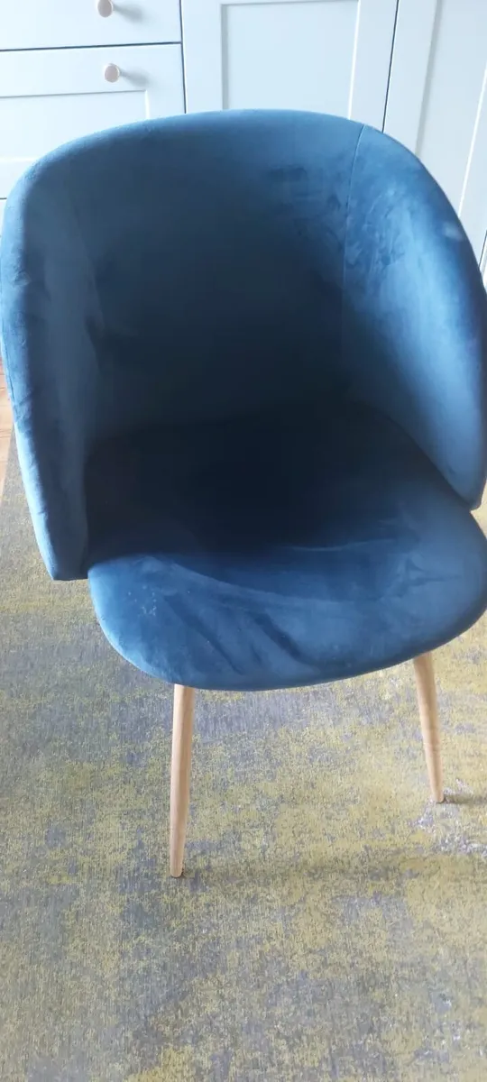 Table and chairs - Image 3