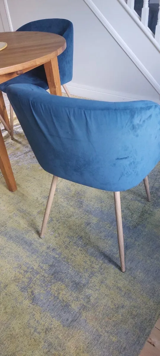 Table and chairs - Image 4