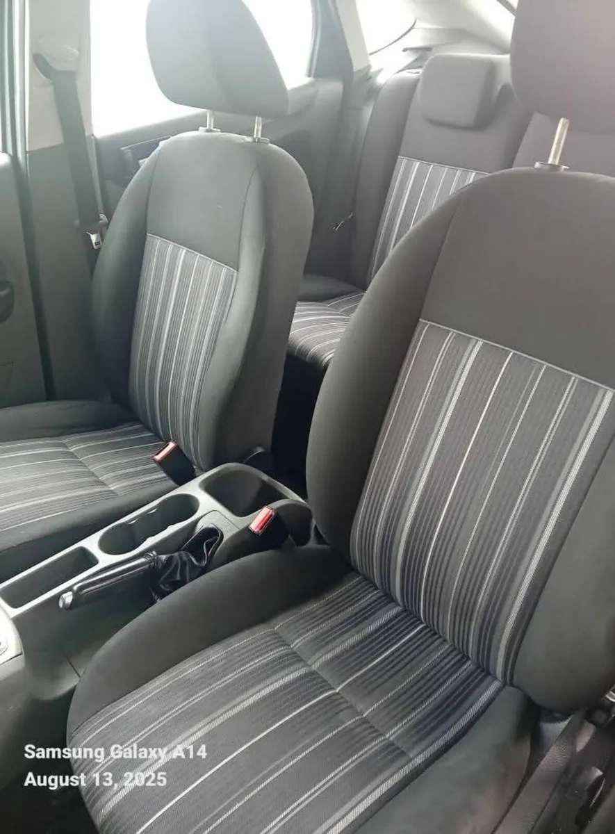 Ford Focus 2010 - Image 2