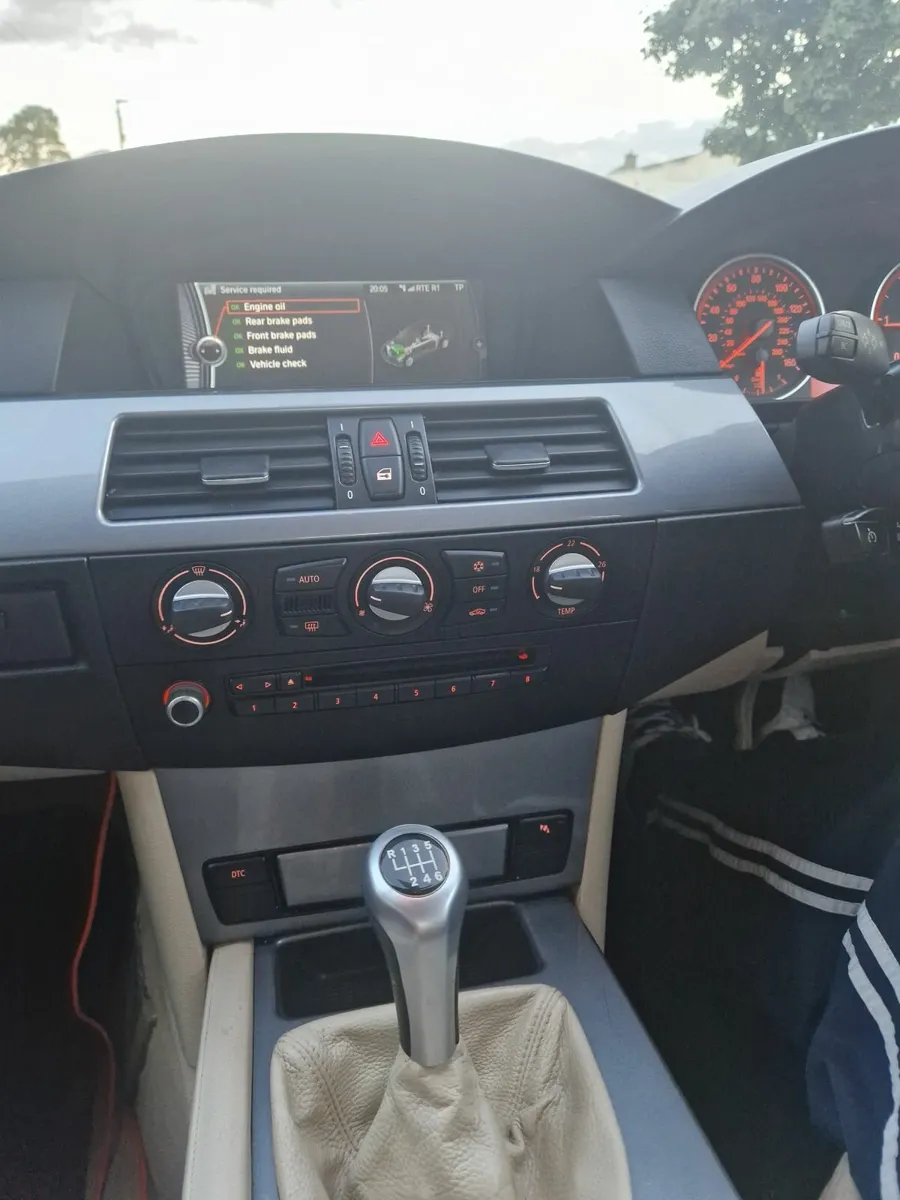 BMW 5-Series 2009 - Image 2