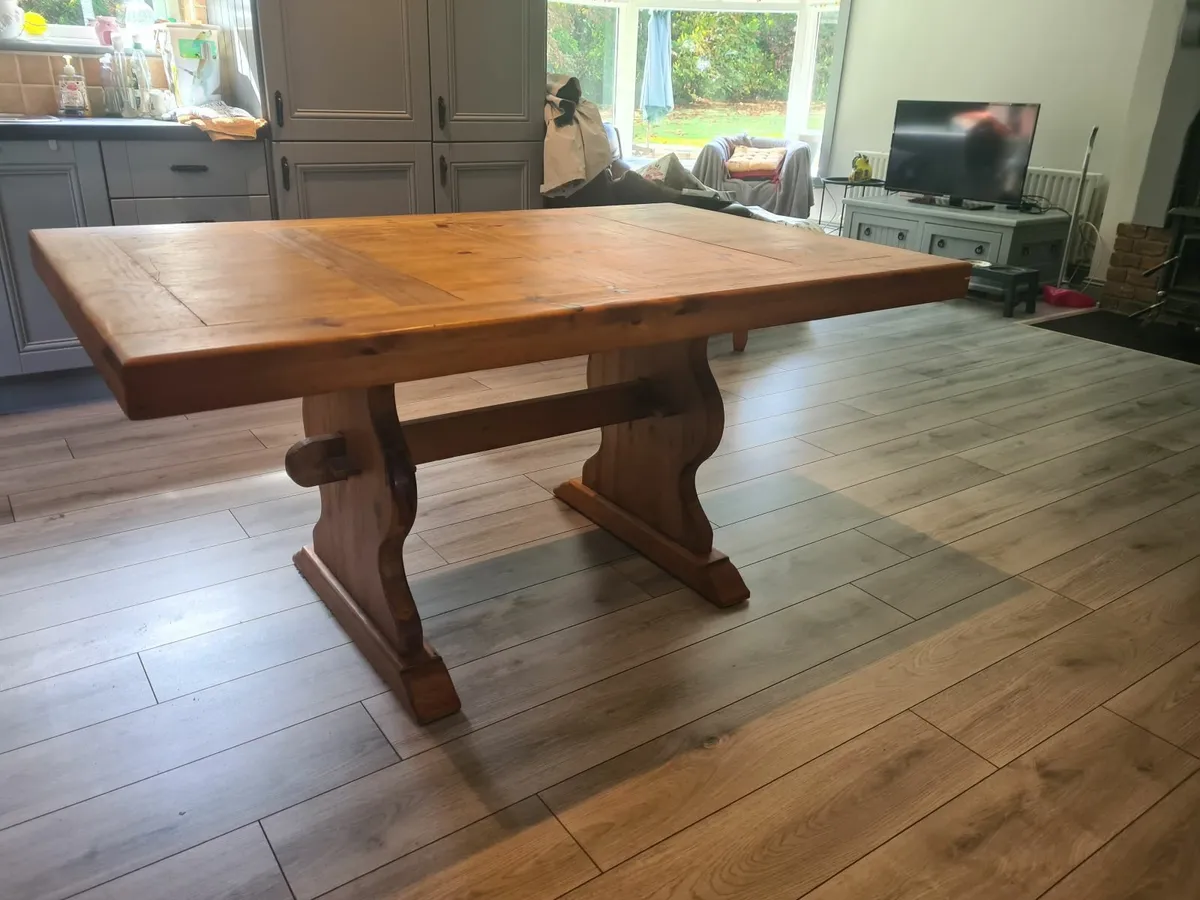 Kitchen table and chairs - Image 1