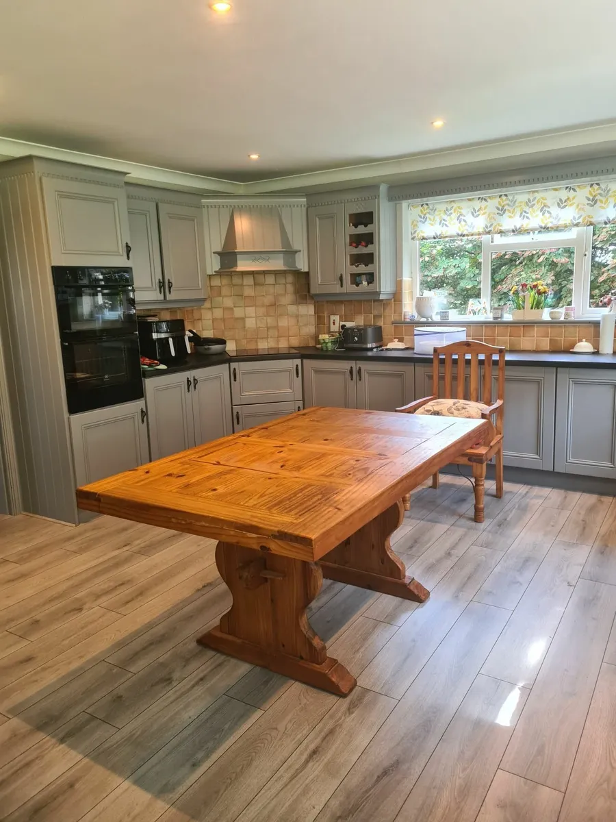 Kitchen table and chairs - Image 2
