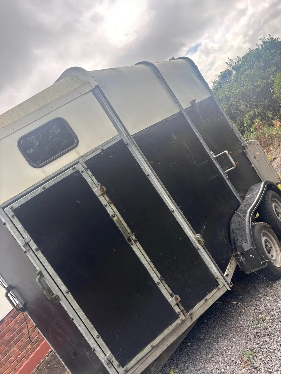 Horse box - Image 1