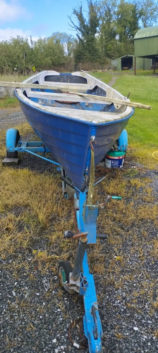18ft Fibreglass Lake Boat with Oars  & Trailer - Image 2