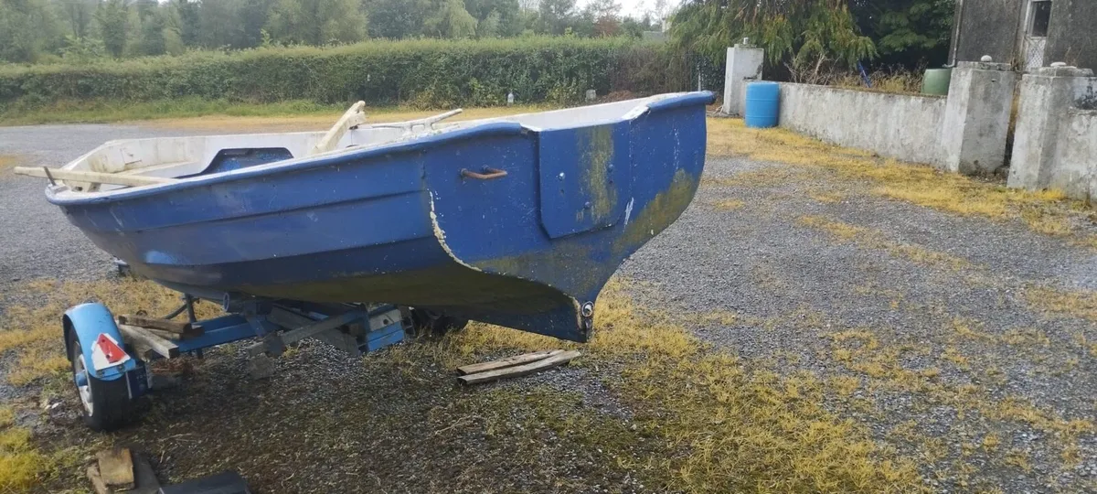 18ft Fibreglass Lake Boat with Oars  & Trailer - Image 3