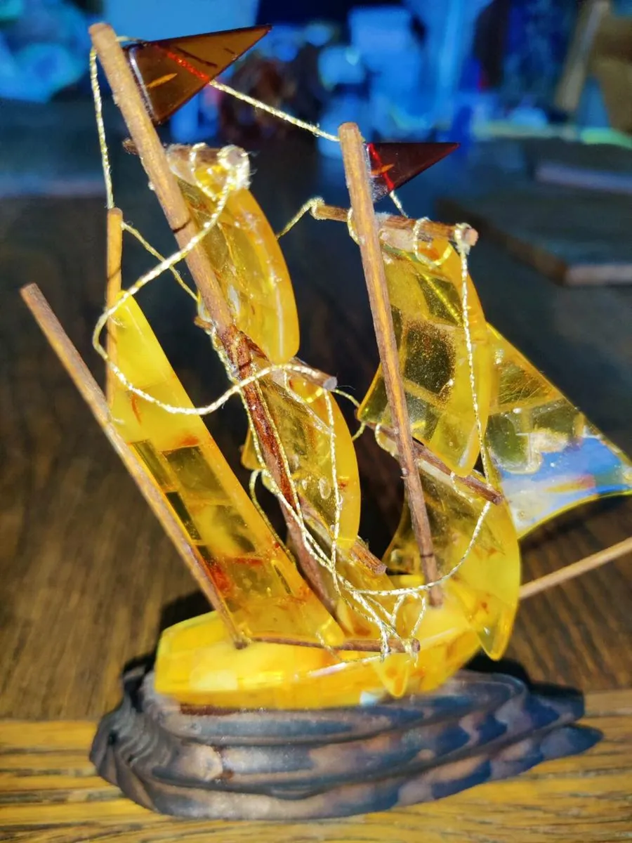 RARE 14TH CENTURY AMBER BOAT, 5"Tall REAL Amber ! - Image 4