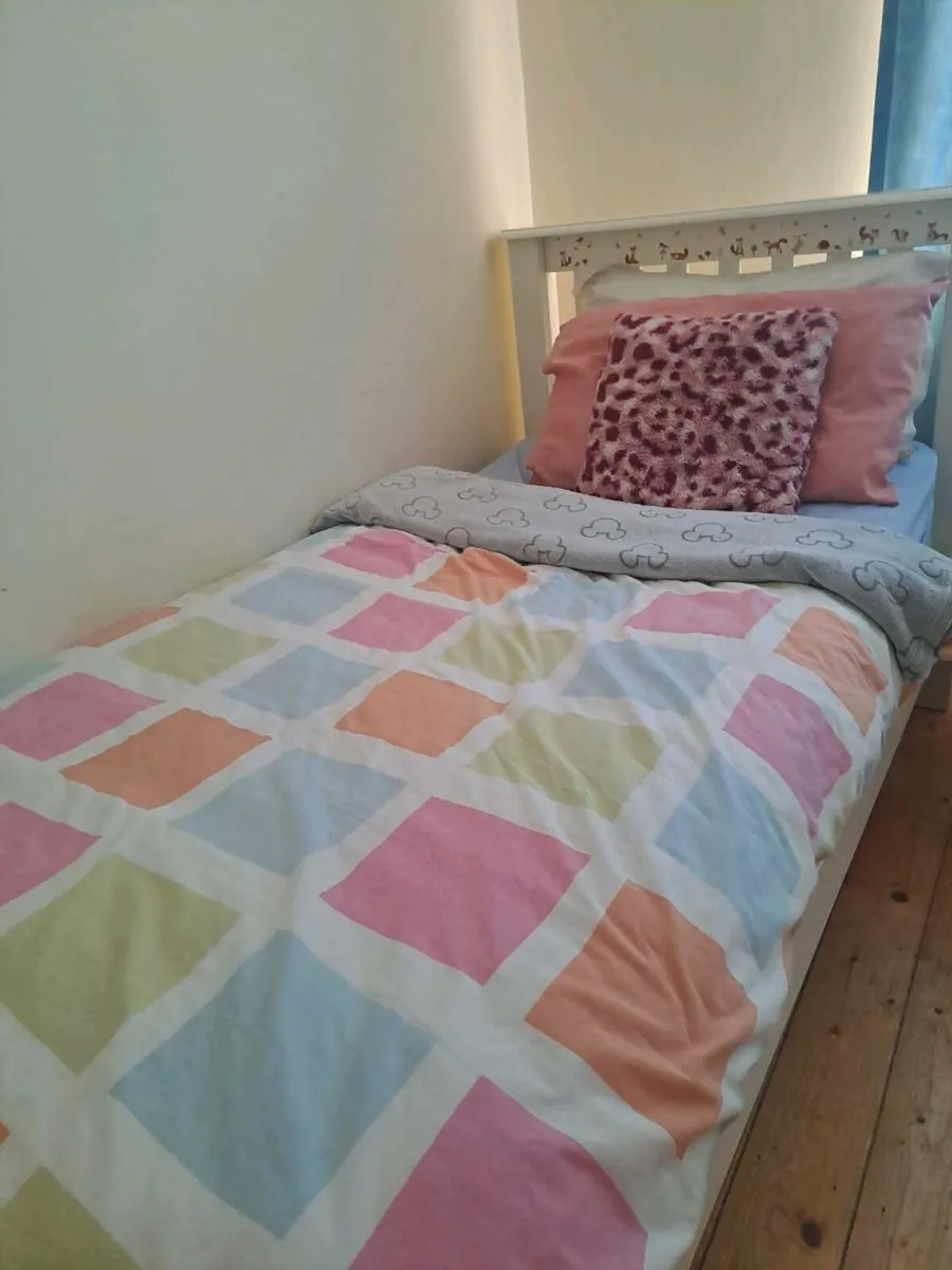 Single bed - Image 1