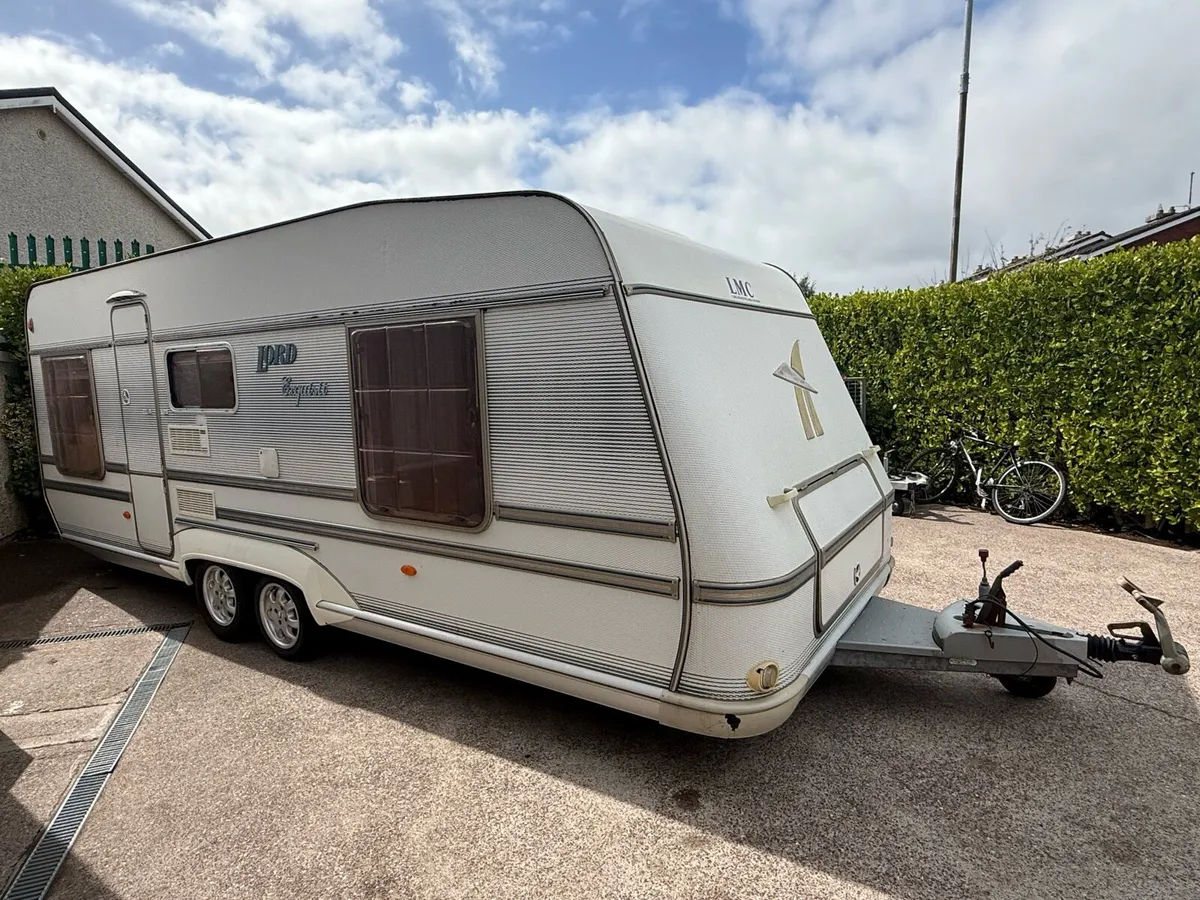 Lmc caravan with fixed bed - Image 1