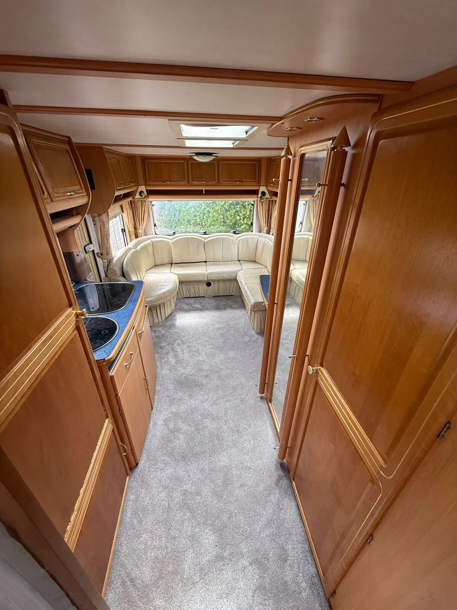 Lmc caravan with fixed bed - Image 3