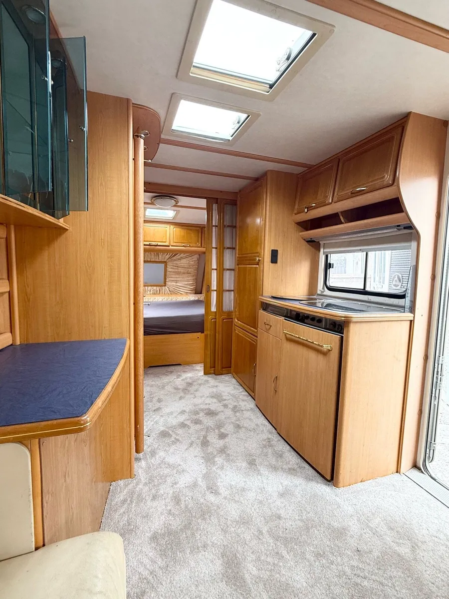 Lmc caravan with fixed bed - Image 4
