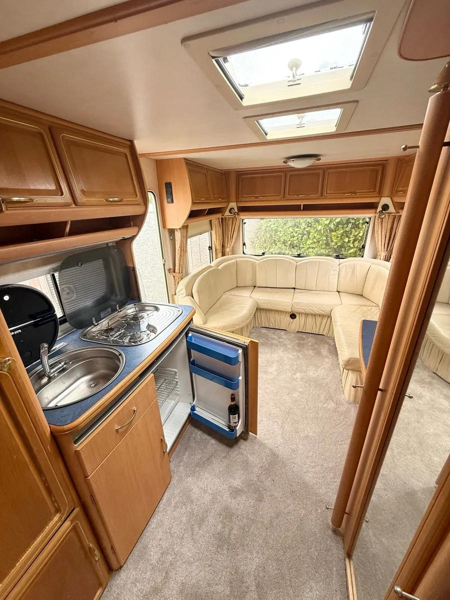 Lmc caravan with fixed bed - Image 2