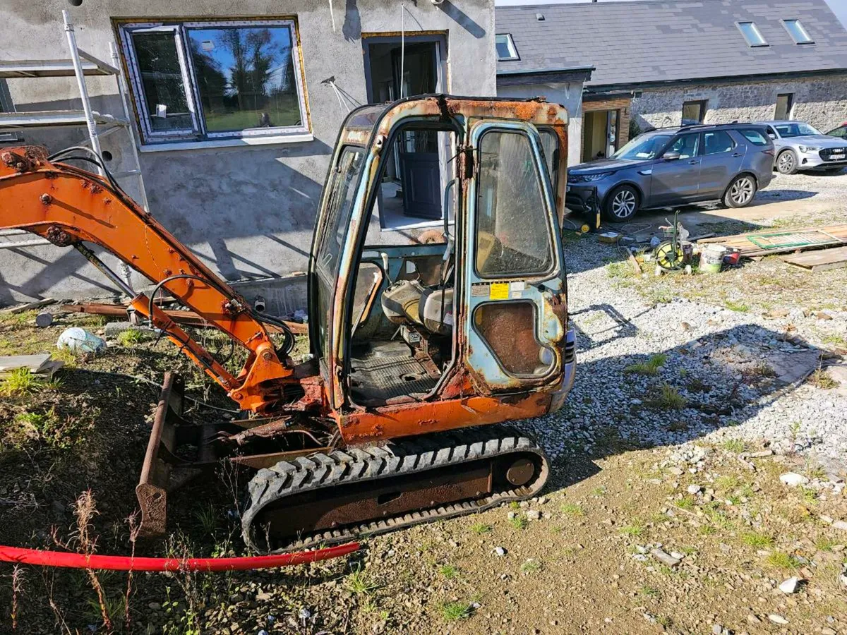Hitachi EX25 mini digger - Image 1