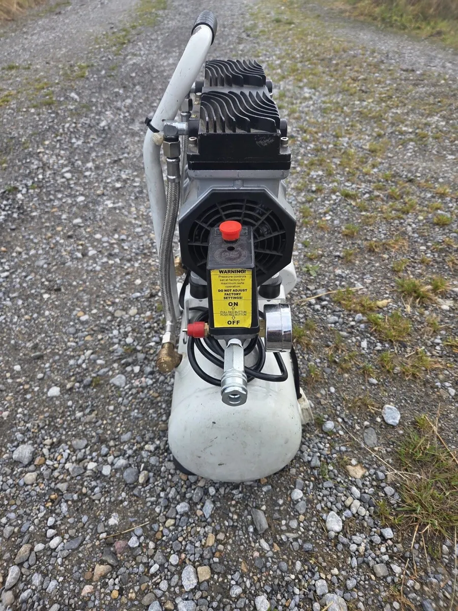 Silent Air Compressor 10 Litre Duel Pump - Image 3