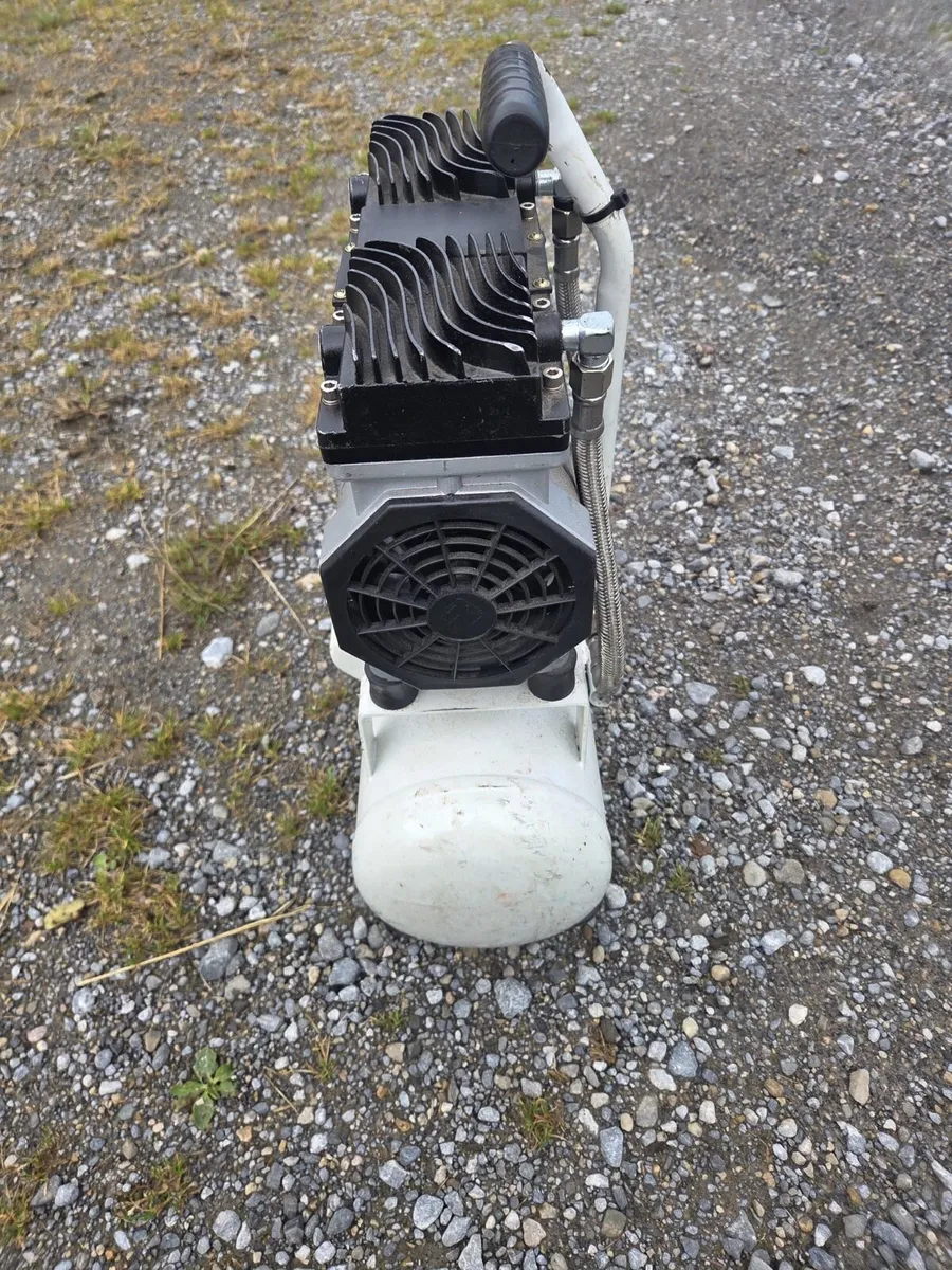 Silent Air Compressor 10 Litre Duel Pump - Image 4
