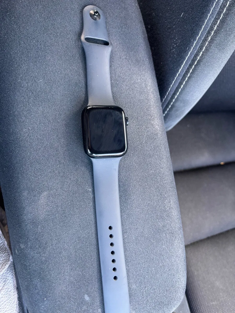 Apple Watch SE (44mm) - Image 1
