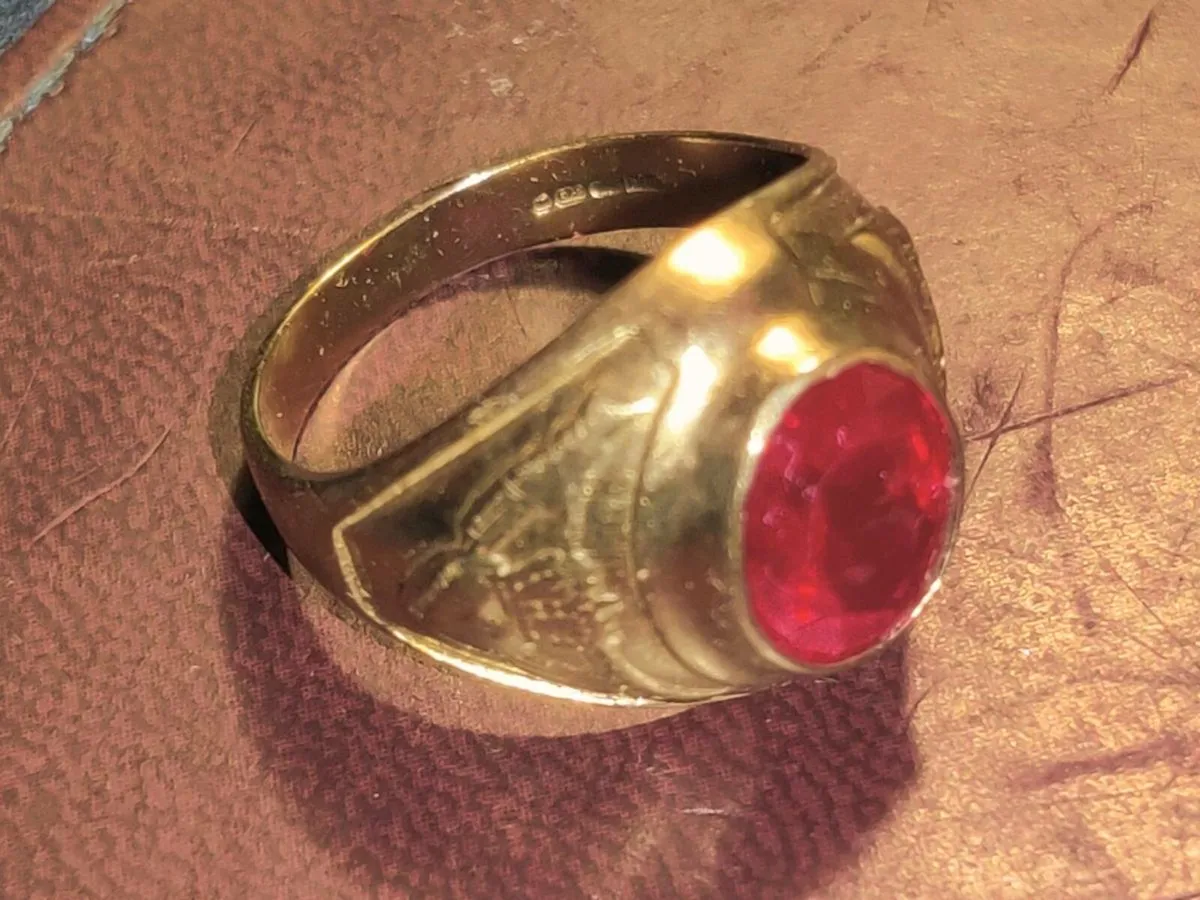 GARNET CELTIC COLLEGE, 9CT Gold 6.06 Gram  Ring ! - Image 4