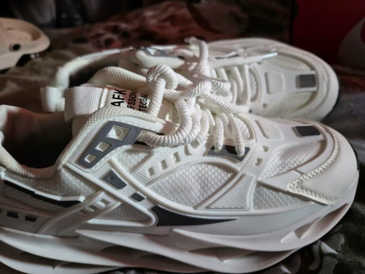 NEW TRAINERS - Image 4