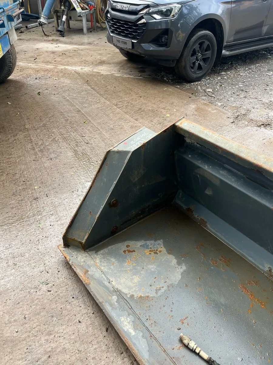 Skid steer high tip bucket *as new* - Image 3