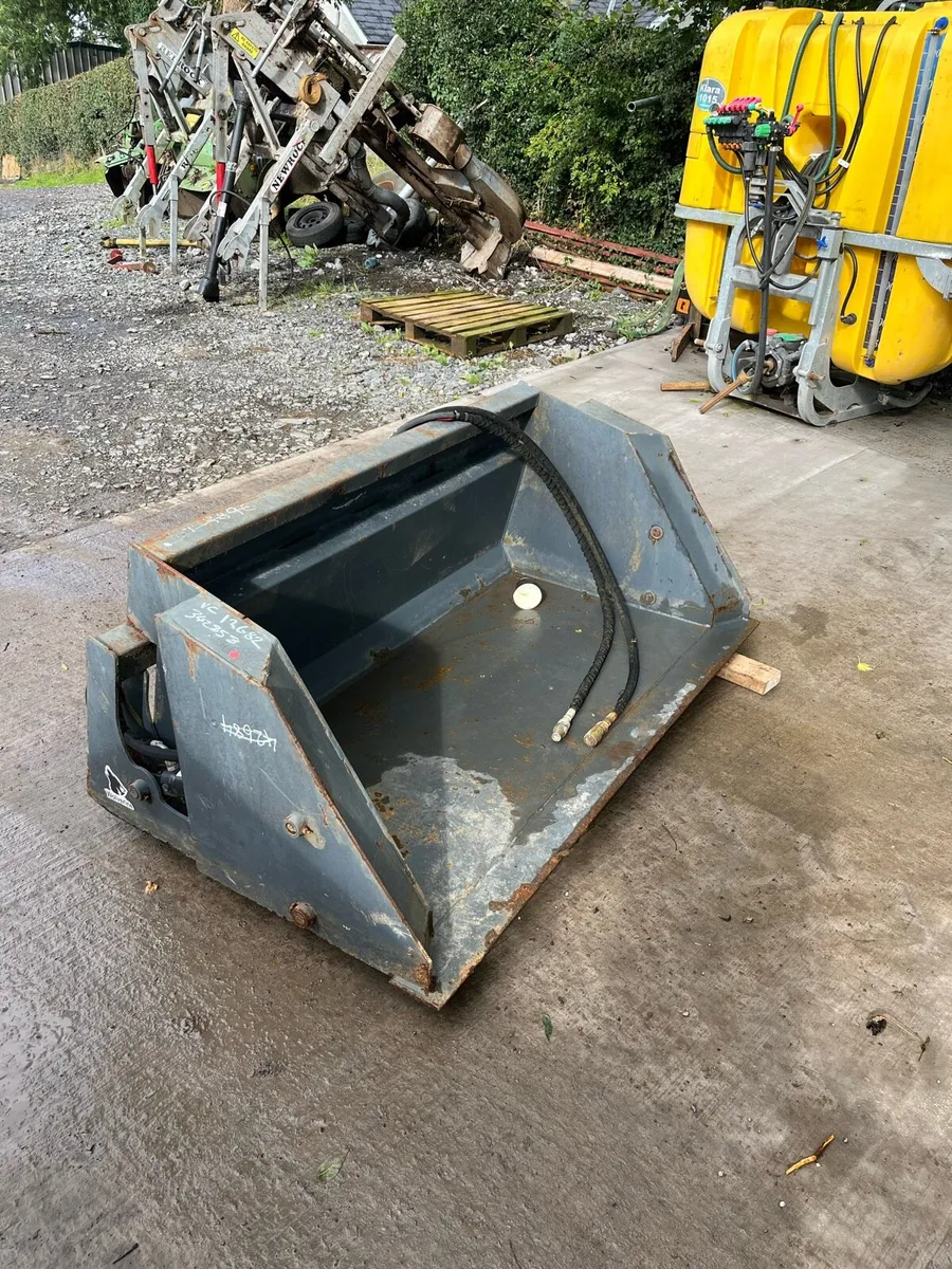 Skid steer high tip bucket *as new* - Image 1