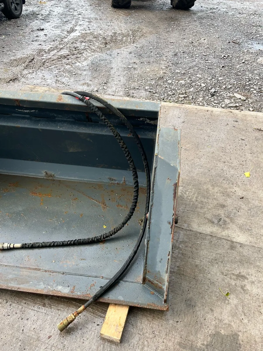 Skid steer high tip bucket *as new* - Image 4