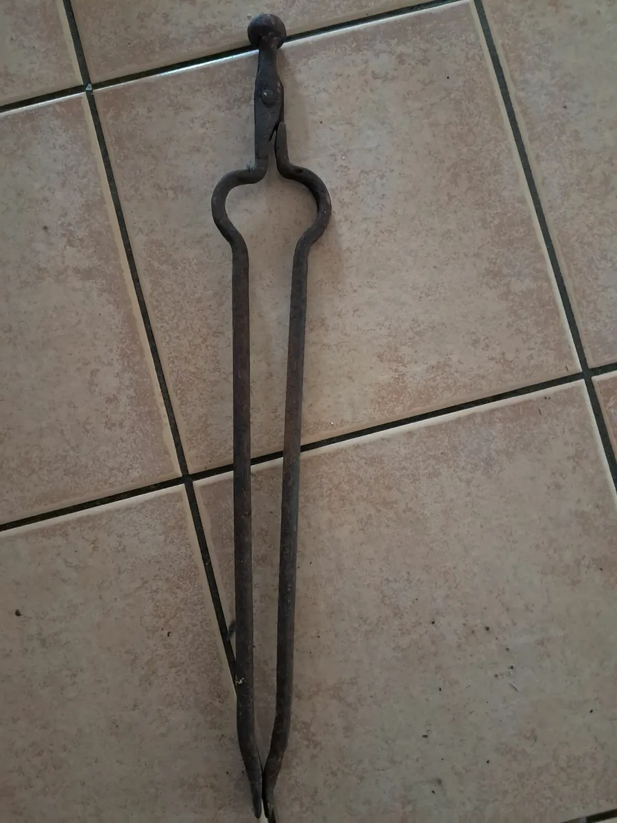 Antique griddle pan and thongs - Image 2