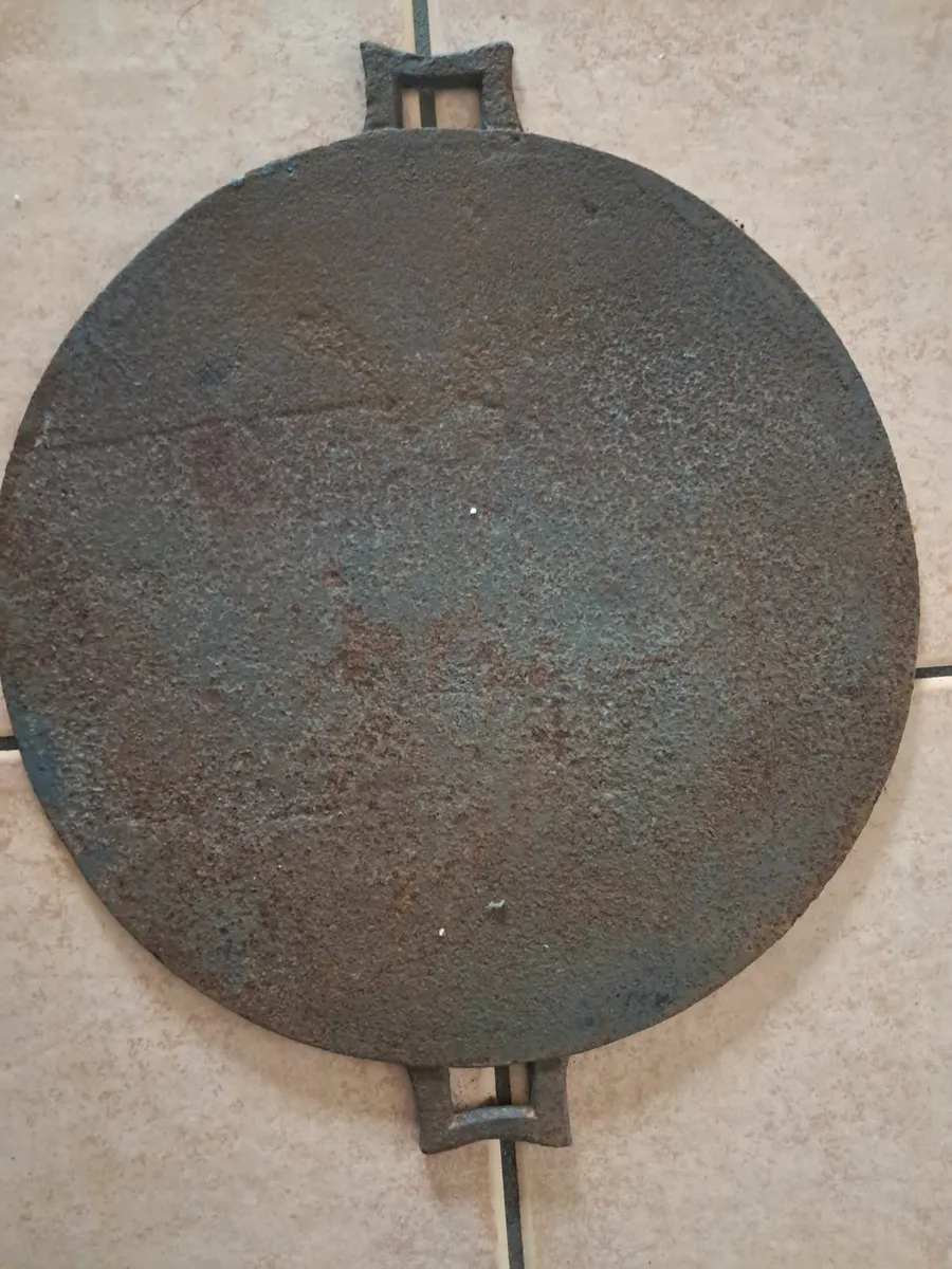 Antique griddle pan and thongs - Image 1