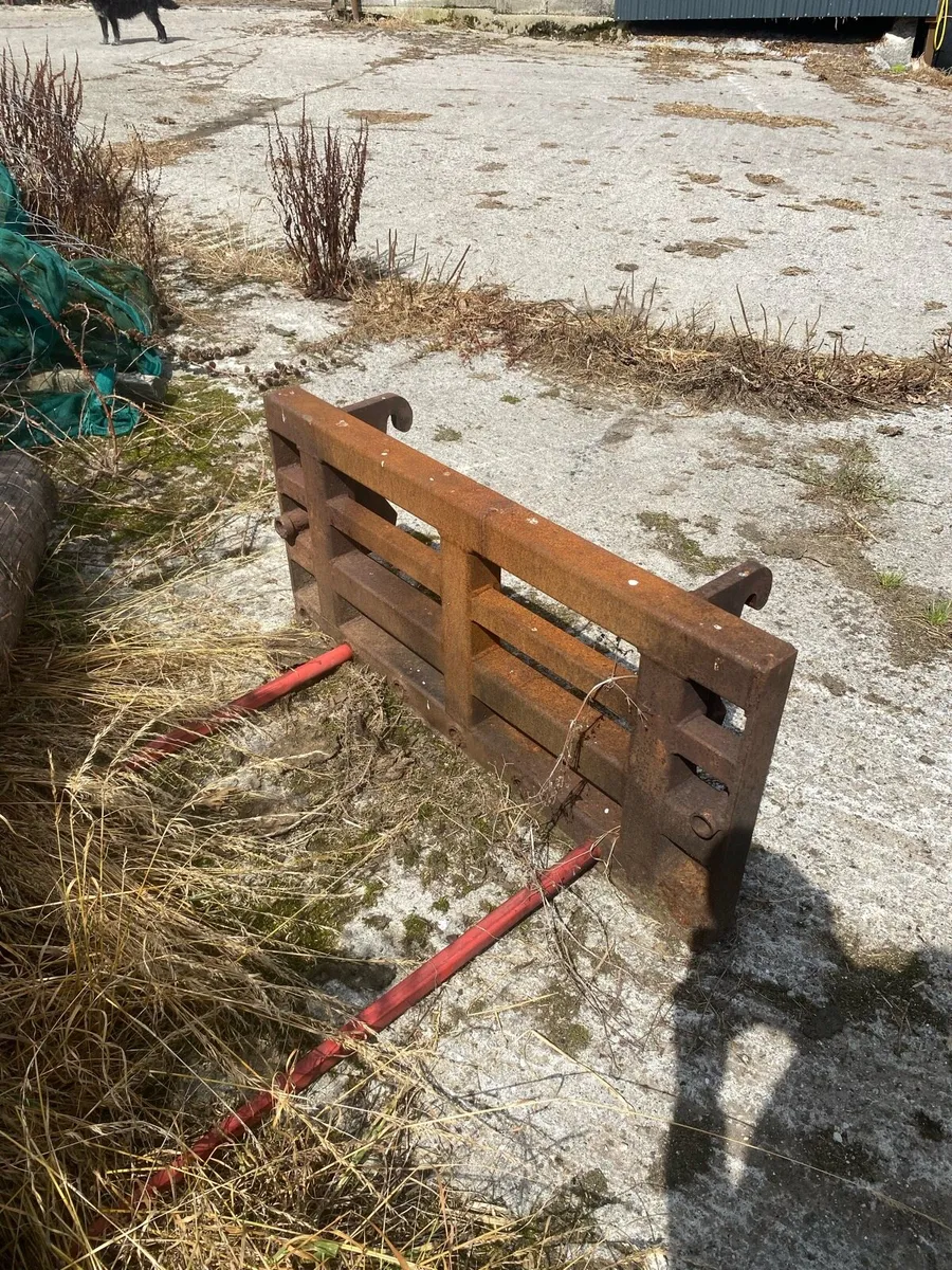 Cow box dung spreader bale spike - Image 1