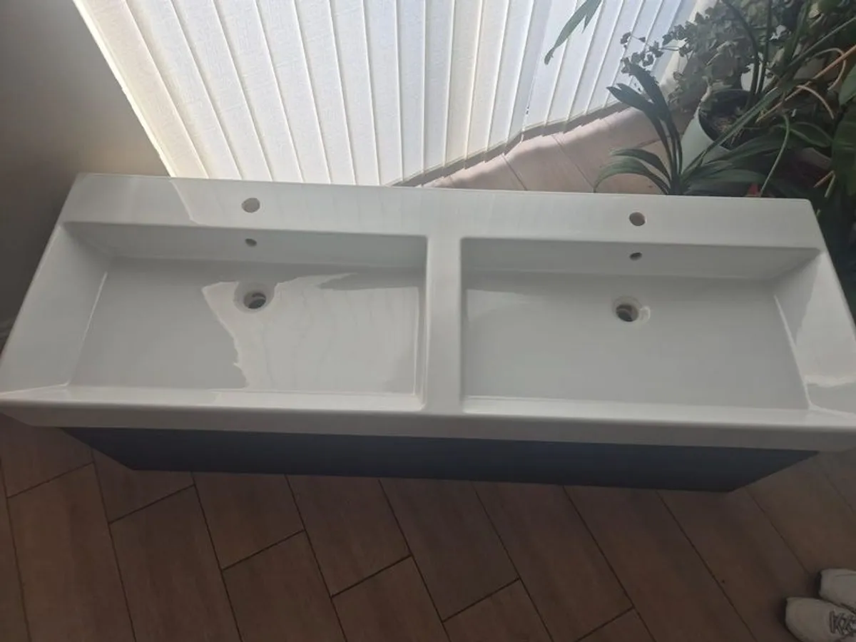 Catalano double sink with floating vanity unit - Image 3