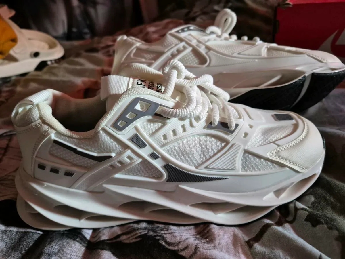 NEW TRAINERS - Image 3
