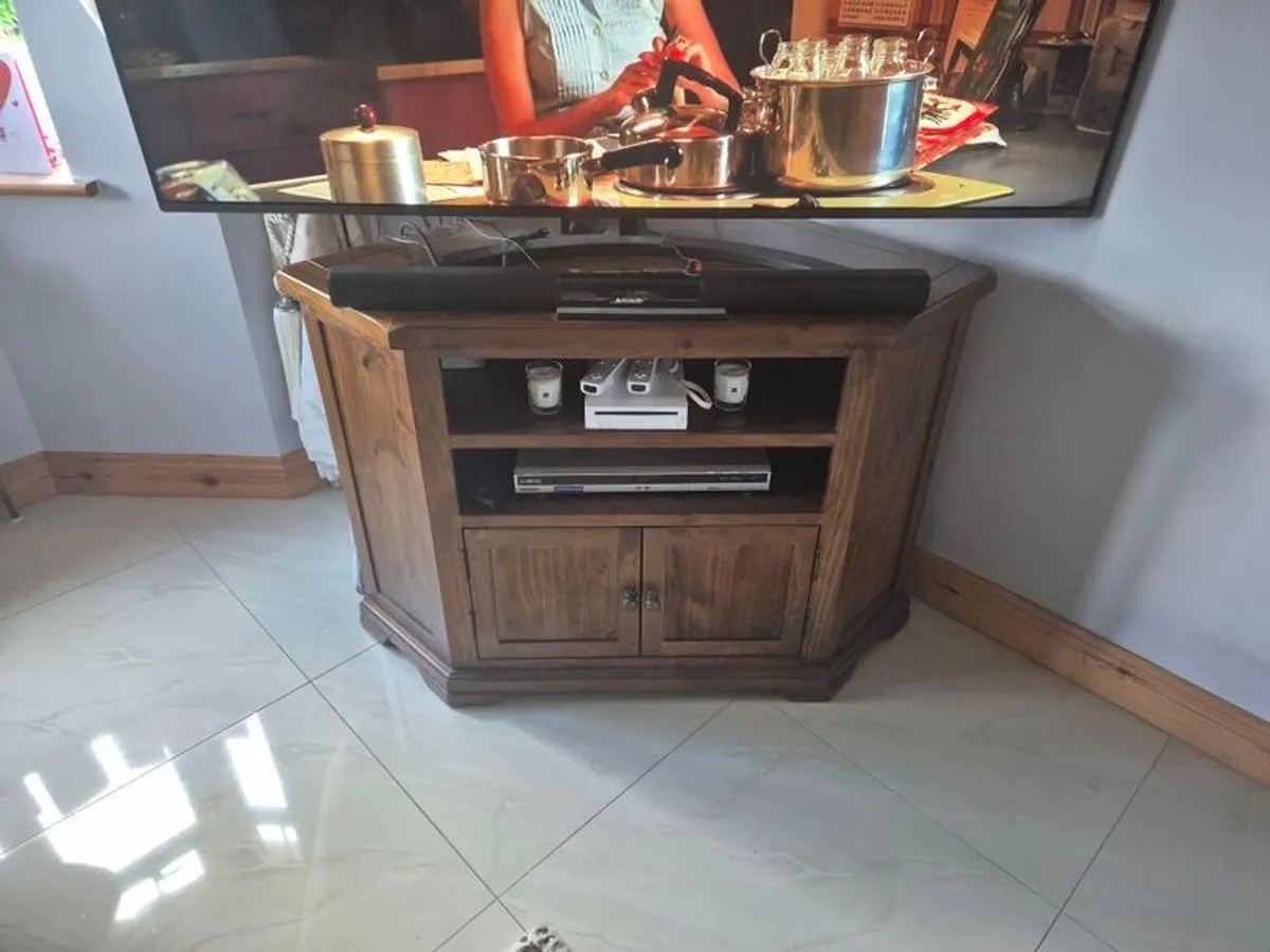 Corner Tv - Image 1