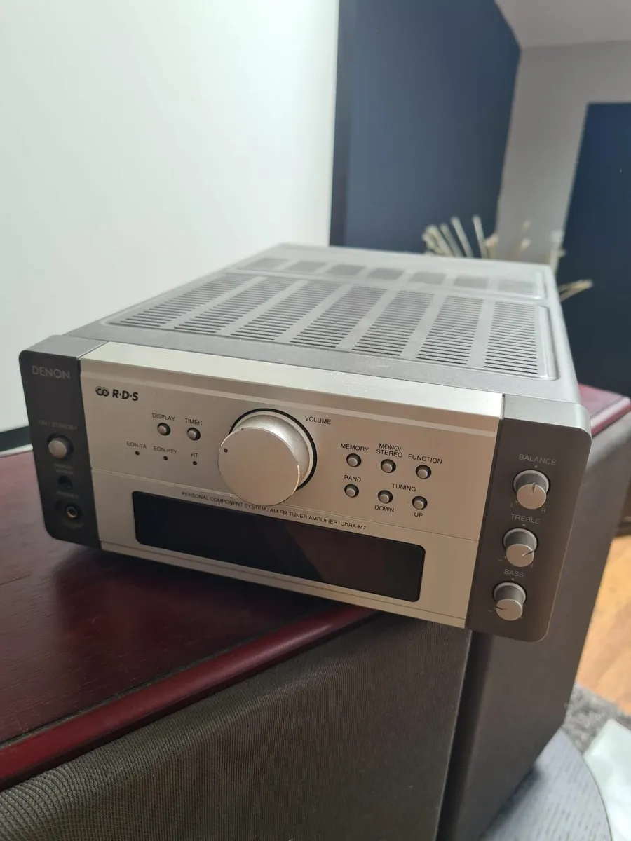 Denon stereo system and speakers - Image 4