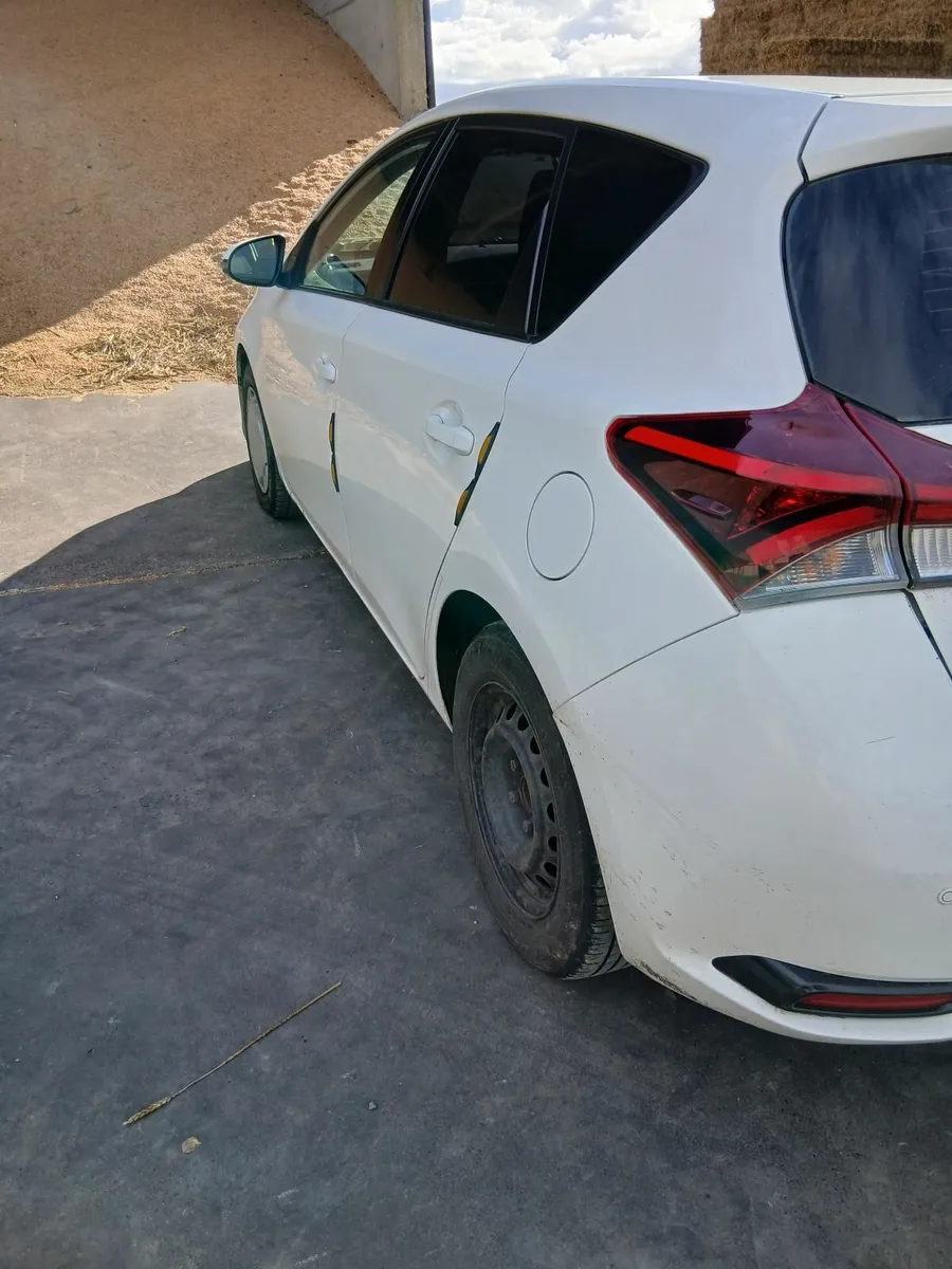 Toyota Auris 2019 - Image 2