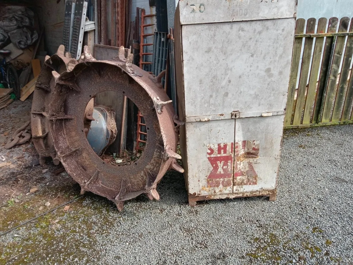 Spade Lugs & Vintage Oil Pump - Image 1