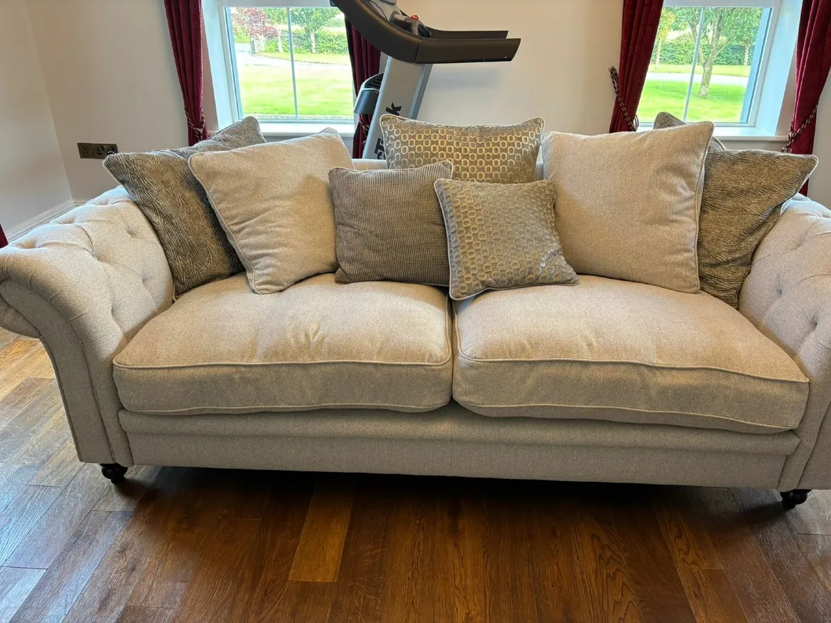 Sofa plus table and 6 chairs - Image 1