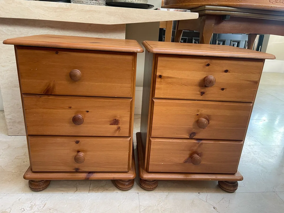 2 x Matching Solid 3 Drawer Bedside Lockers - Image 1