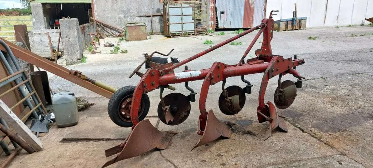 Keverland 3 Scrape Round Beam Plough (& Balers) - Image 3
