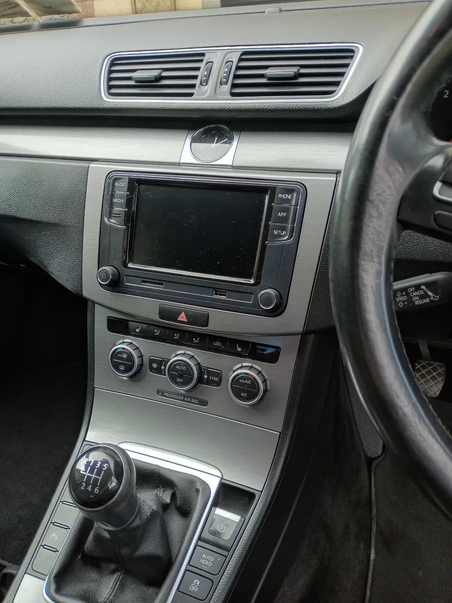 Volkswagen Passat 2014 - Image 2