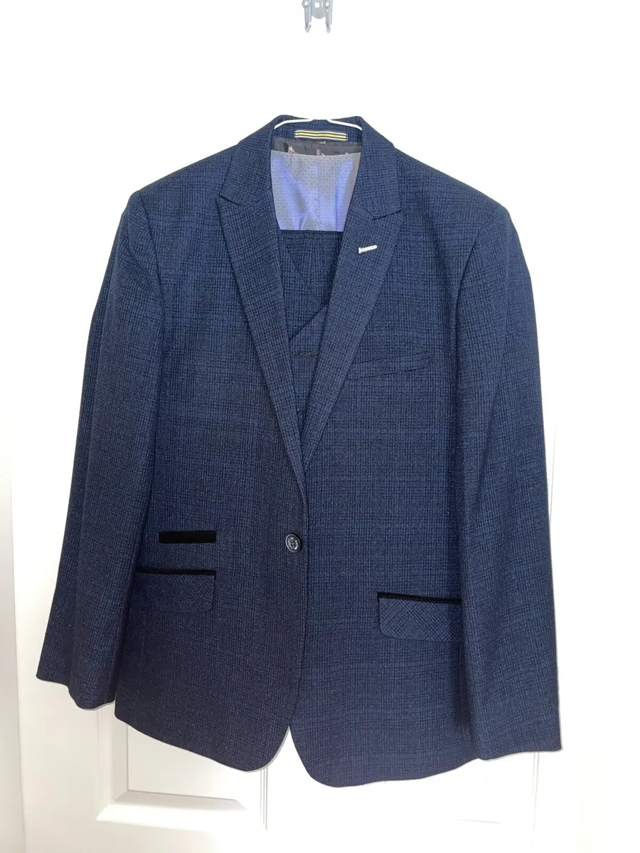 Cavani 3-piece suit ( 2 waistcoats ) - Image 1