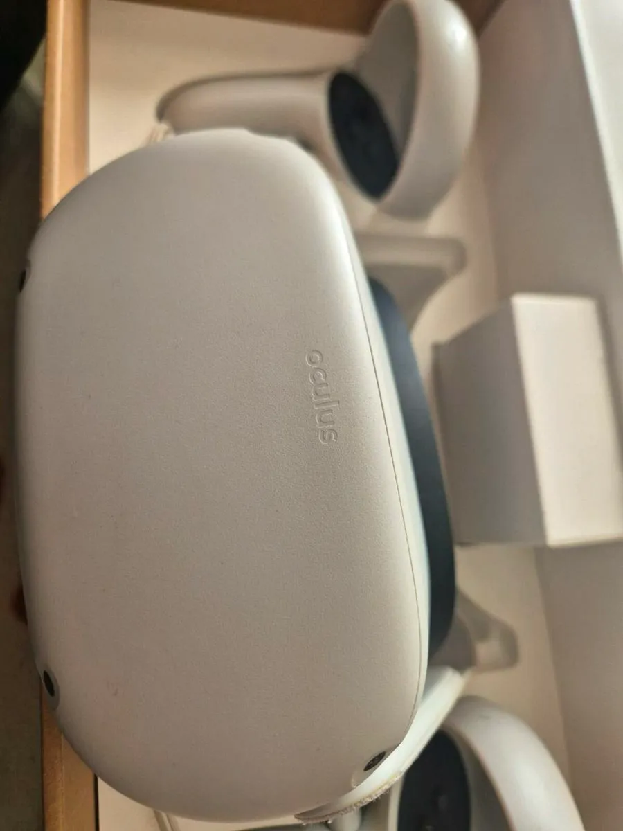 Oculus Quest 2 - Image 3