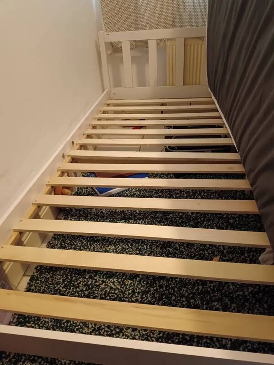 Single bed for sale with 2 mattresses - Image 3
