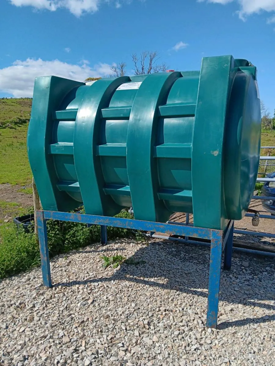 2500L tank & stand - Image 1