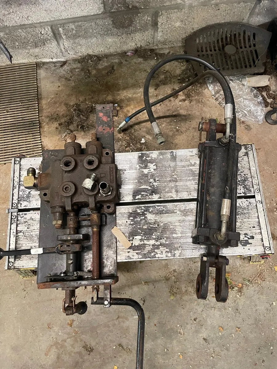 Hydraulic ram and spool - Image 1