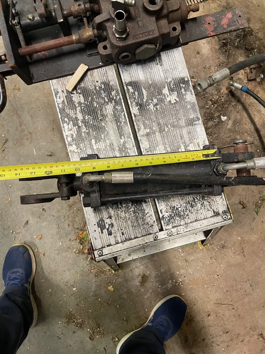 Hydraulic ram and spool - Image 2