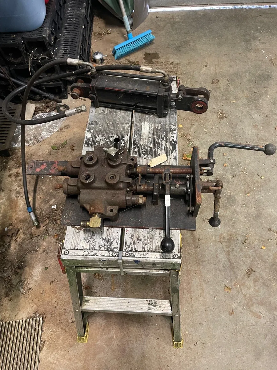 Hydraulic ram and spool - Image 4