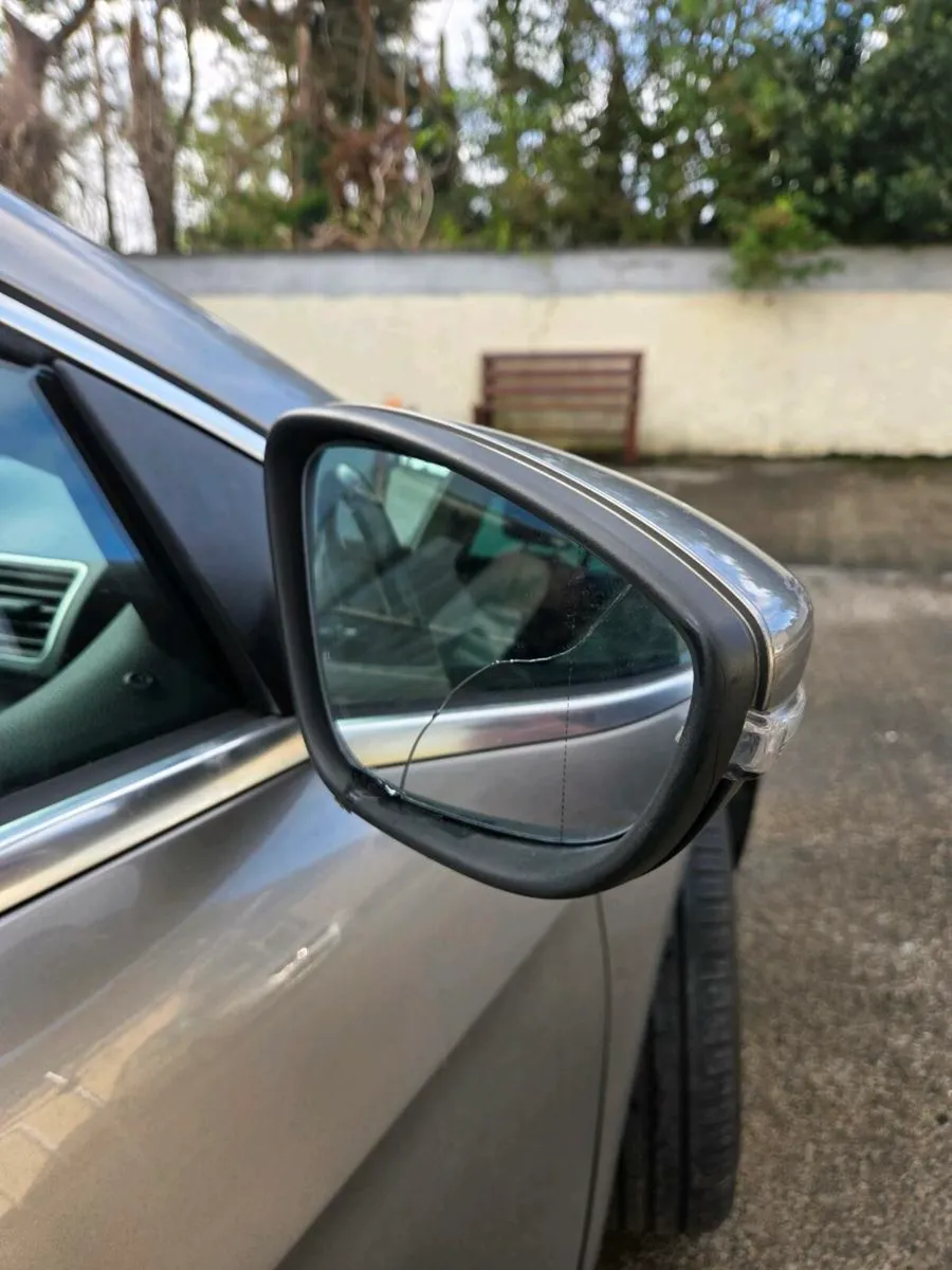 Volkswagen Passat 2011 - Image 2