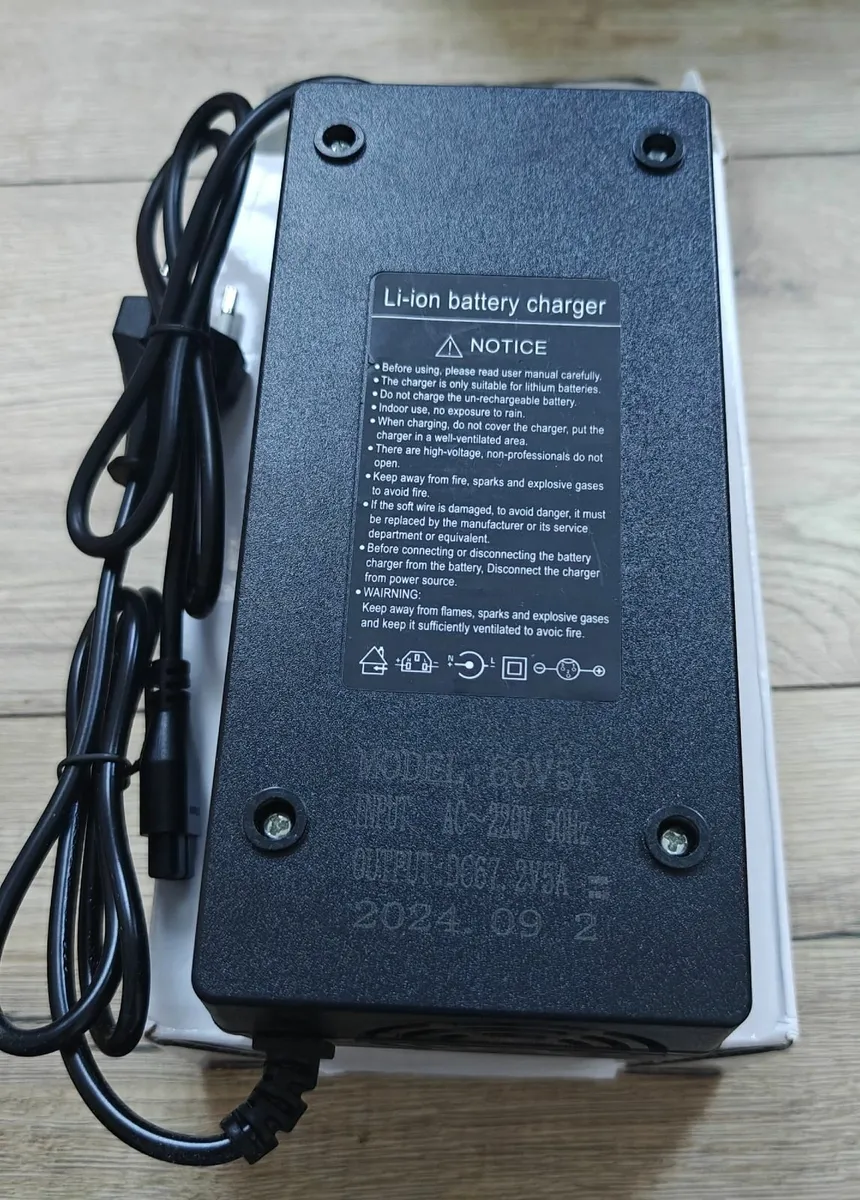 Electric Bike / Scooter charger 67,2V 5A - Image 3