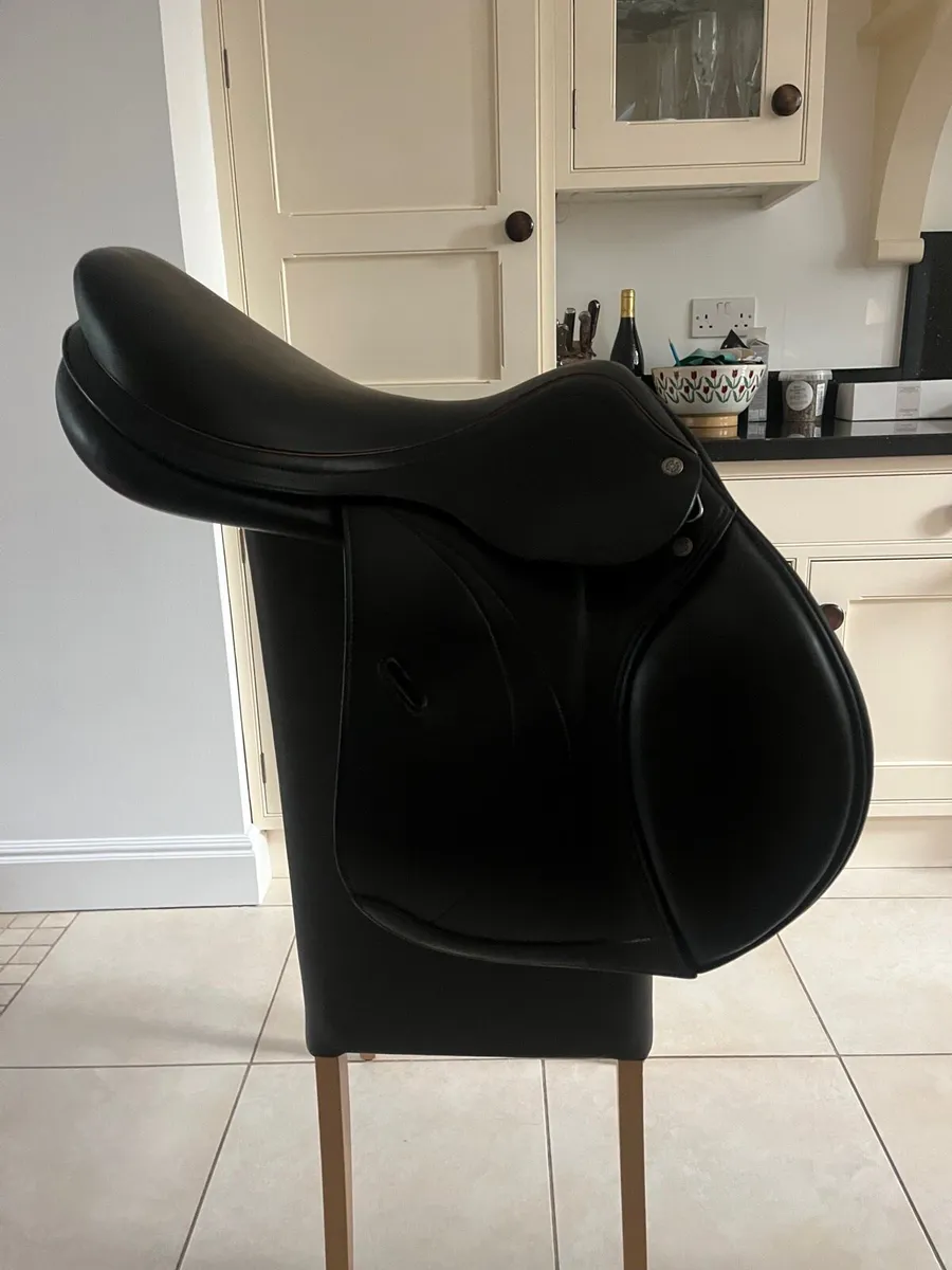 Equipe Expression 17’’ Saddle - Image 1