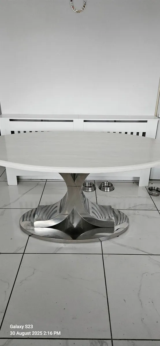Table & chairs - Image 1