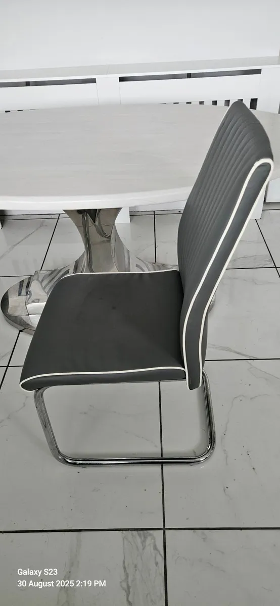 Table & chairs - Image 2