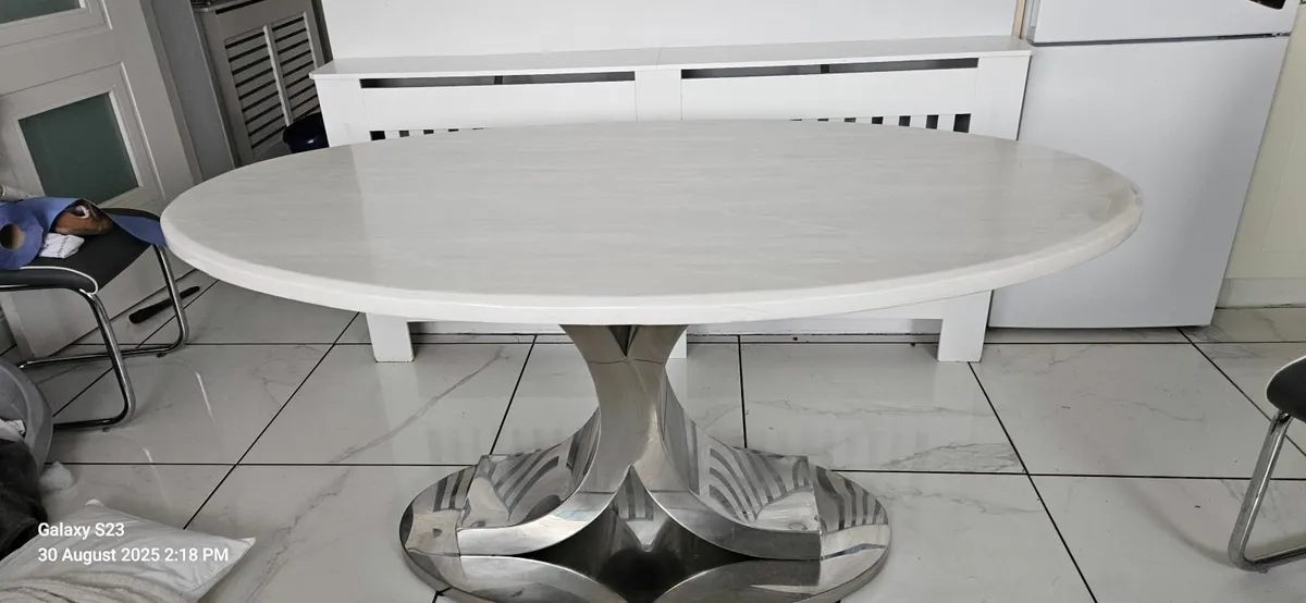 Table & chairs - Image 4